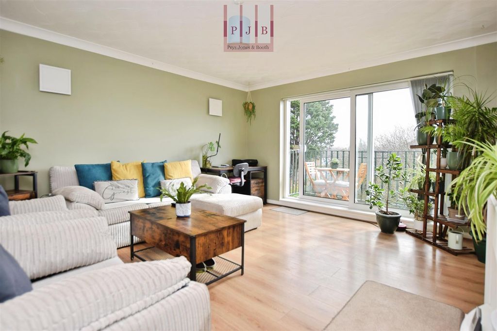 Property photo 3 of 15 Lounge.Jpg