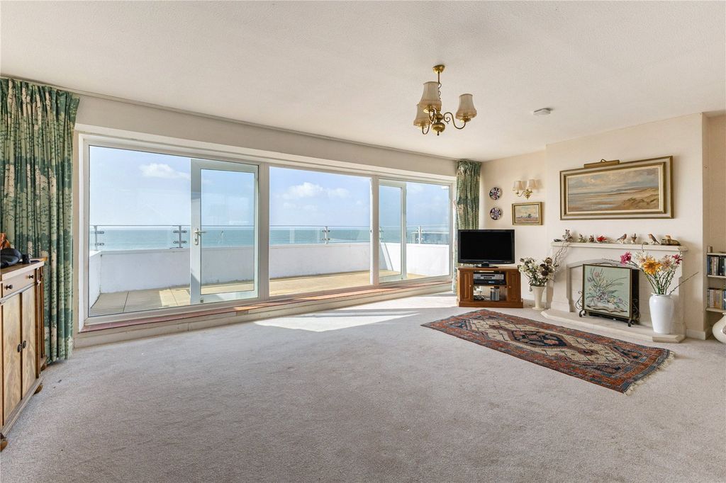 Property photo 3 of 19 Sitting Room