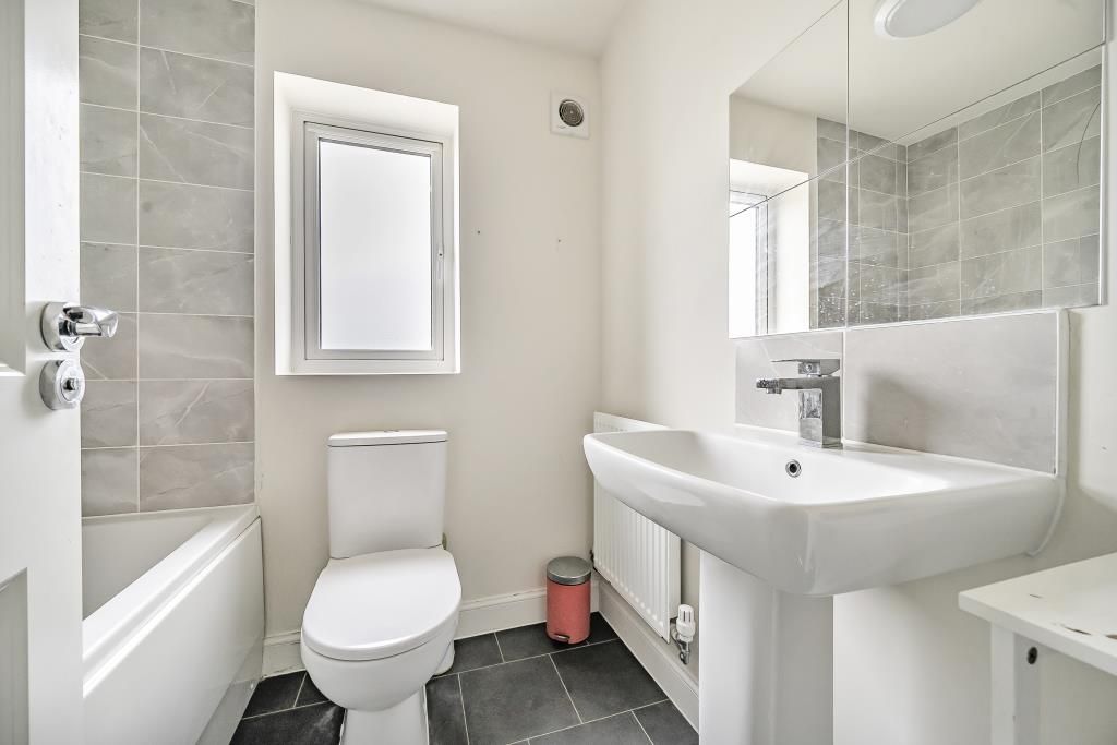 Property photo 2 of 11 Bathroom