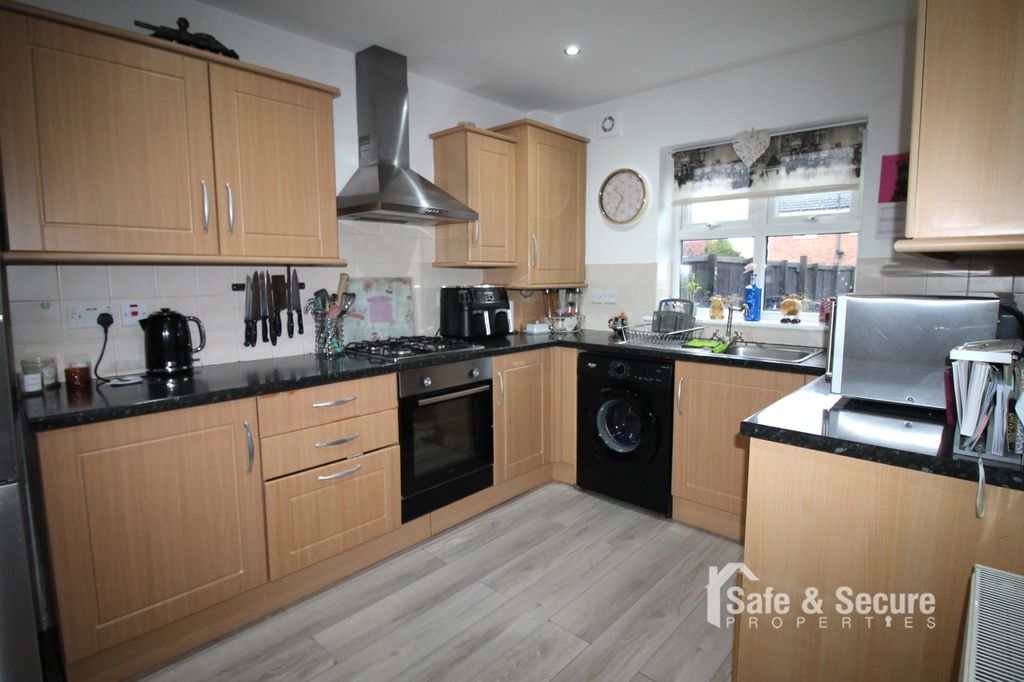 Property photo 3 of 17 Kitchen (1)