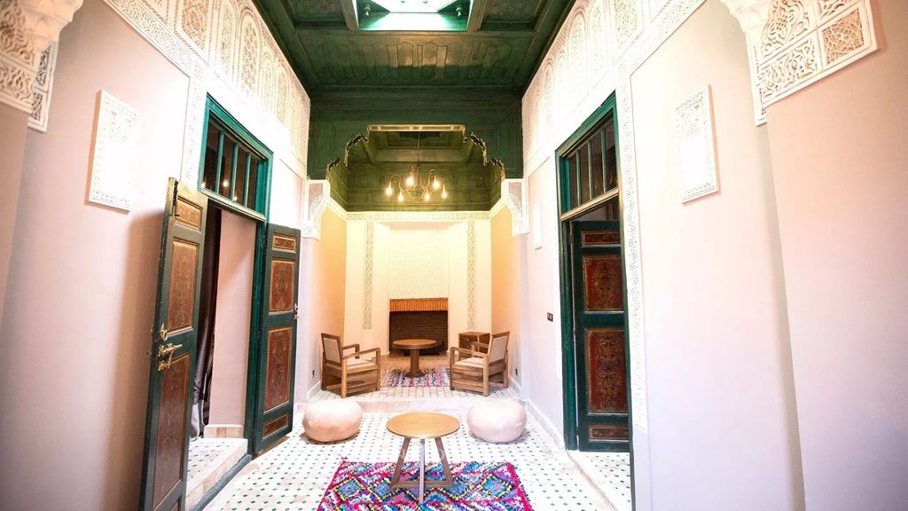 Property photo 3 of 25 Hallway High Ceiling Fireplace Carpet