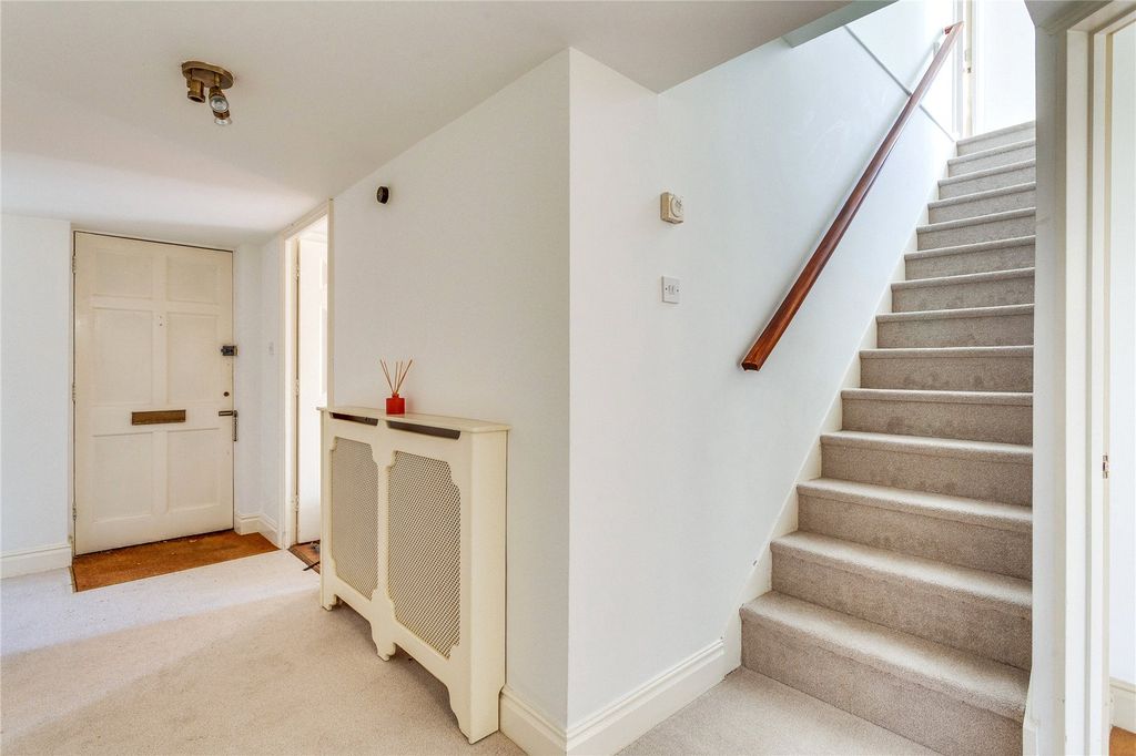 Property photo 3 of 28 Entrance Hall