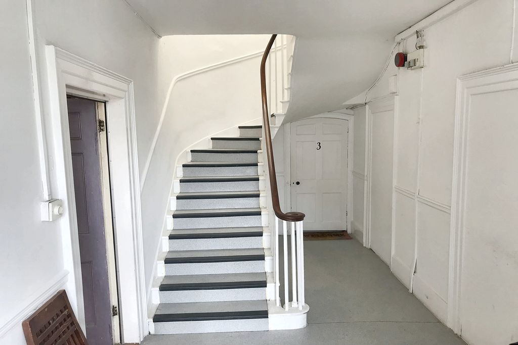 Property photo 2 of 9 56 High Street -Communal Hallway