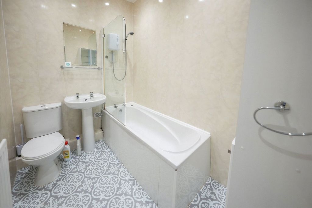 Property photo 3 of 11 Bathroom