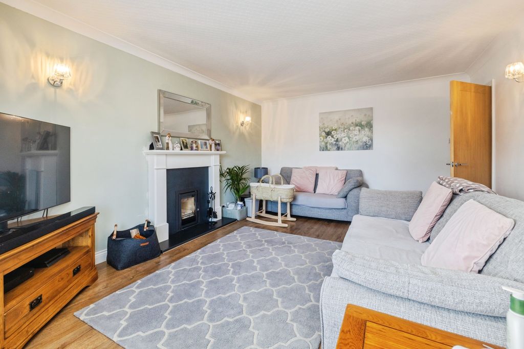 Property photo 3 of 18 2026-01-20-14Harewoodcrescent019