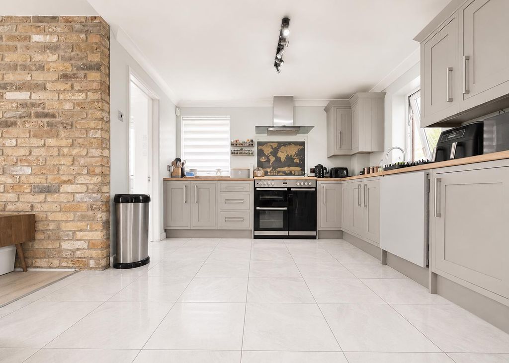 Property photo 2 of 36 Fa3B435A-2F51-4320-8Efa-8599A05Fd569.Png