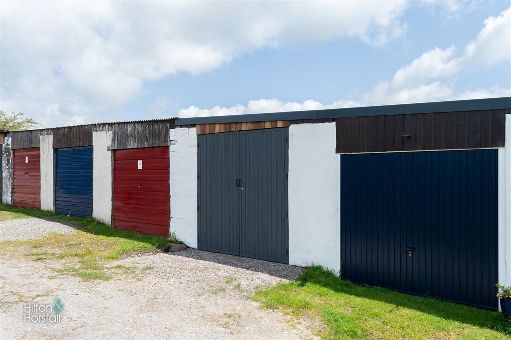 Property photo 1 of 4 Garage 11