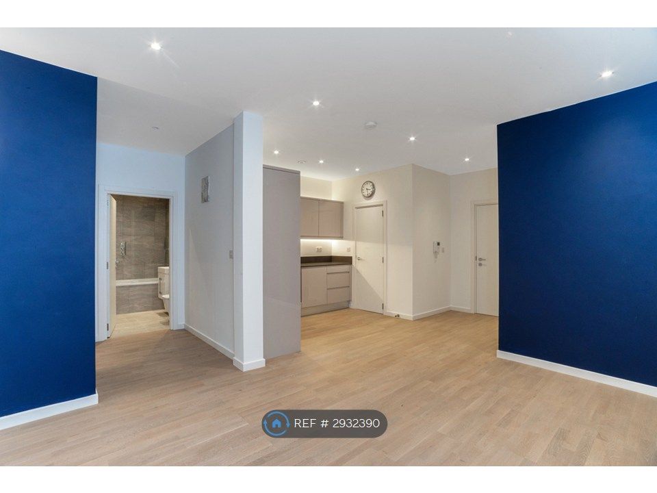 Property photo 1 of 10 Living Space