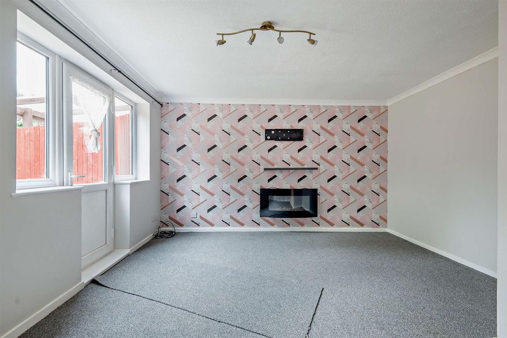 Property photo 2 of 9 8646899-Interior05-800.Jpg