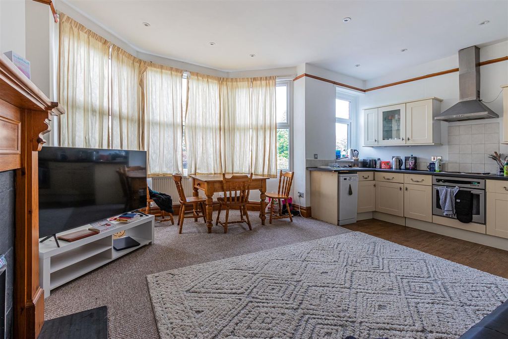 Property photo 3 of 16 Penhill Road 32 Tff (12 Of 16).Jpg