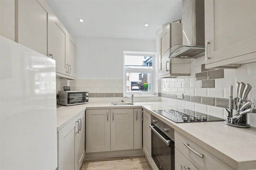 Property photo 3 of 18 Kitchen