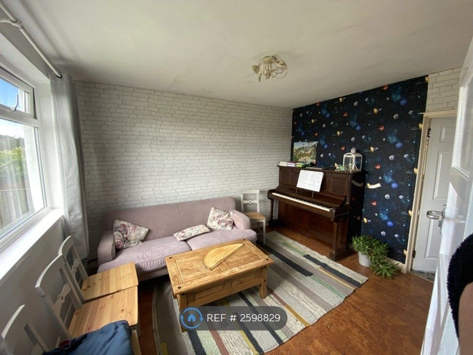 Property photo 1 of 7 Living Room