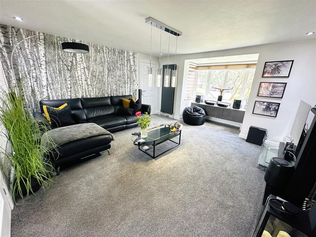Property photo 3 of 29 Lounge