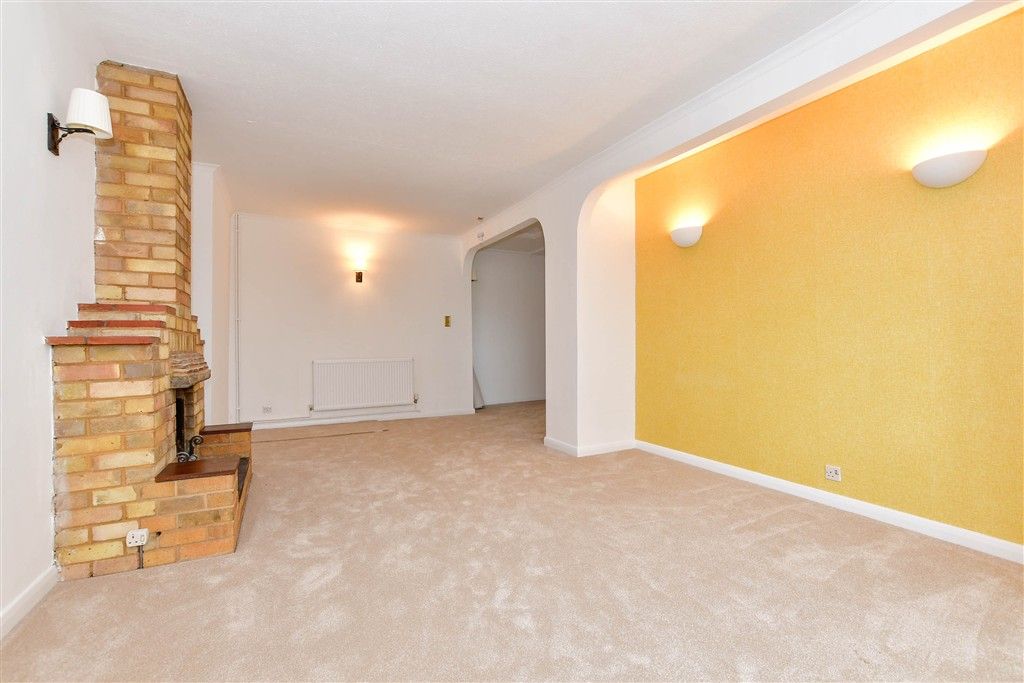 Property photo 2 of 11 Lounge