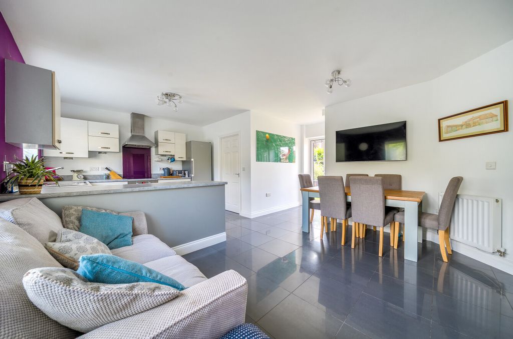 Property photo 2 of 14 1349720-25-68c177...