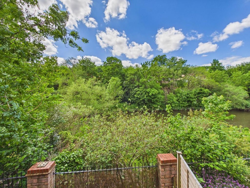 Property photo 3 of 28 Cam01530G0-Pr0430-Still029.Jpg