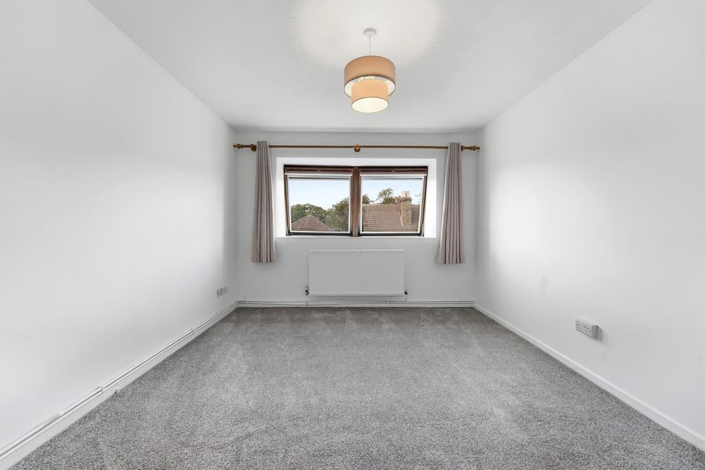 Property photo 3 of 12 1 (5)