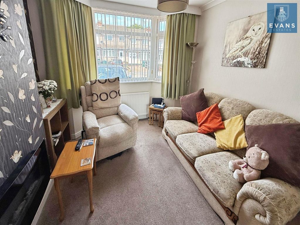 Property photo 3 of 13 Lounge