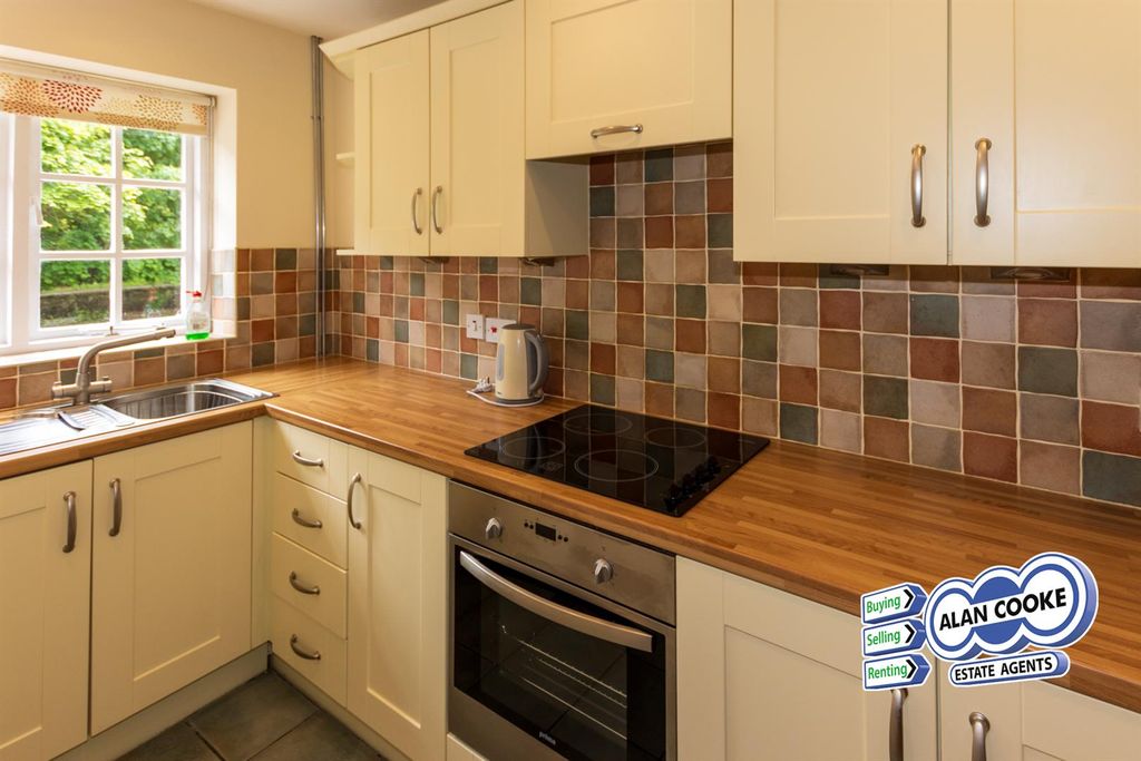 Property photo 3 of 7 Kitchen