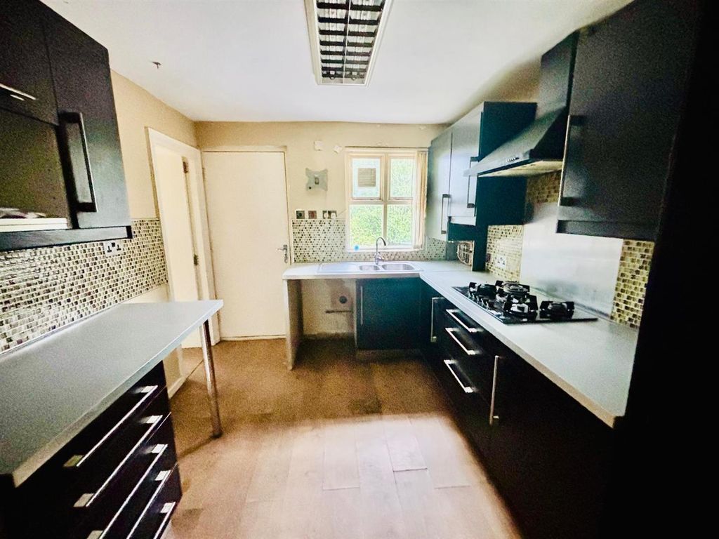 Property photo 3 of 14 Fitted Kitchen: