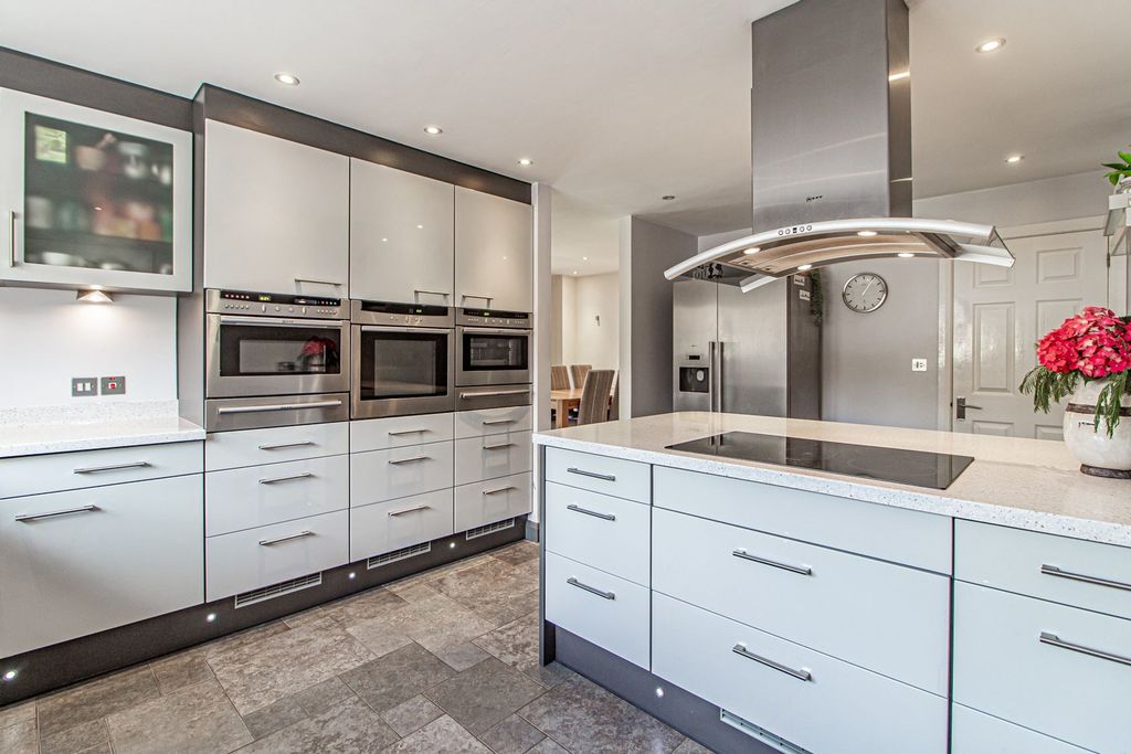 Property photo 3 of 51