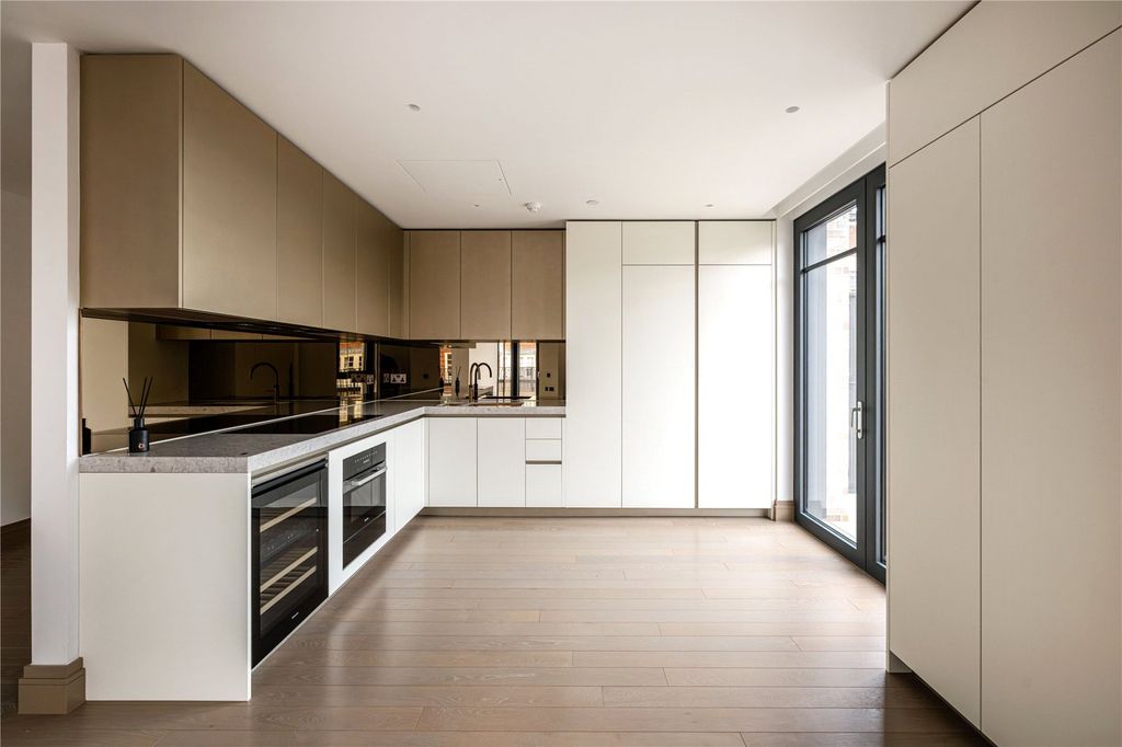Property photo 2 of 11 Kitchen