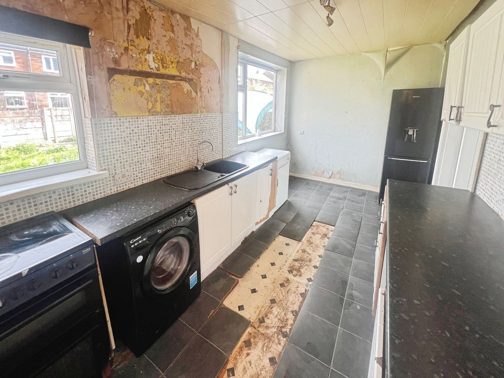 Property photo 3 of 10 Kitchen