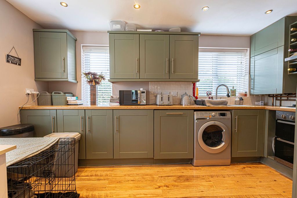 Property photo 2 of 32