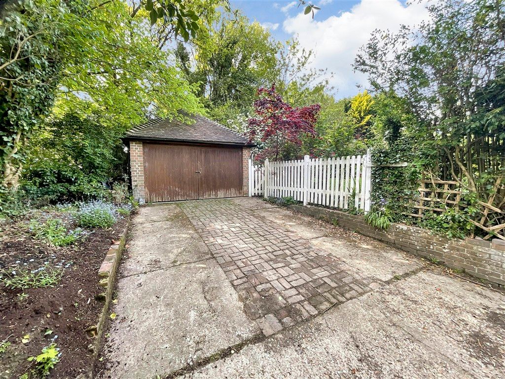 Property photo 2 of 16 Garage & Parking