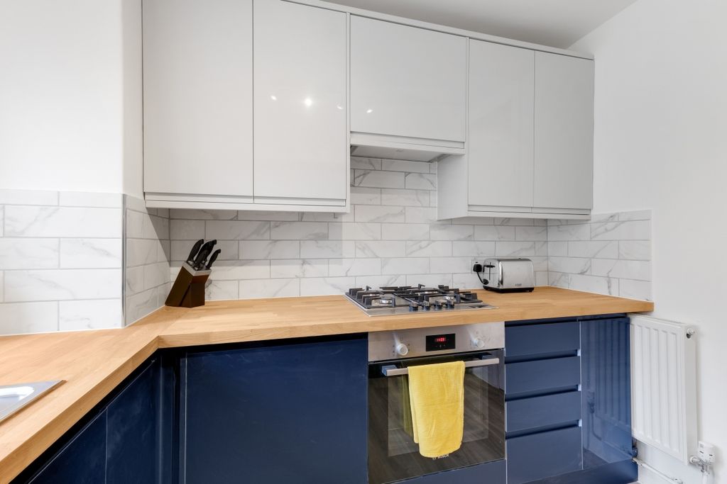 Property photo 2 of 25 Roost Sw18 Morris...