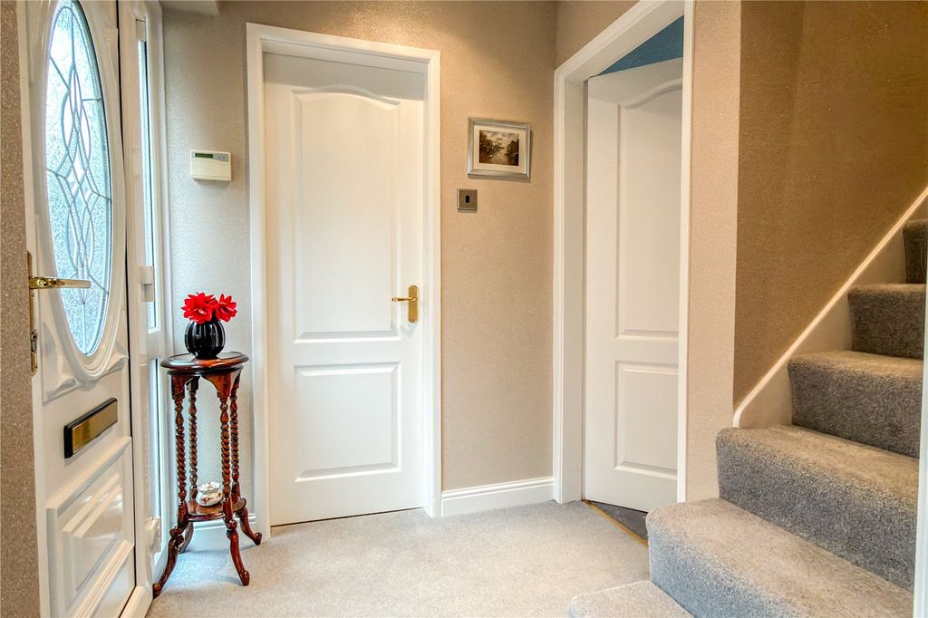 Property photo 2 of 21 Hallway