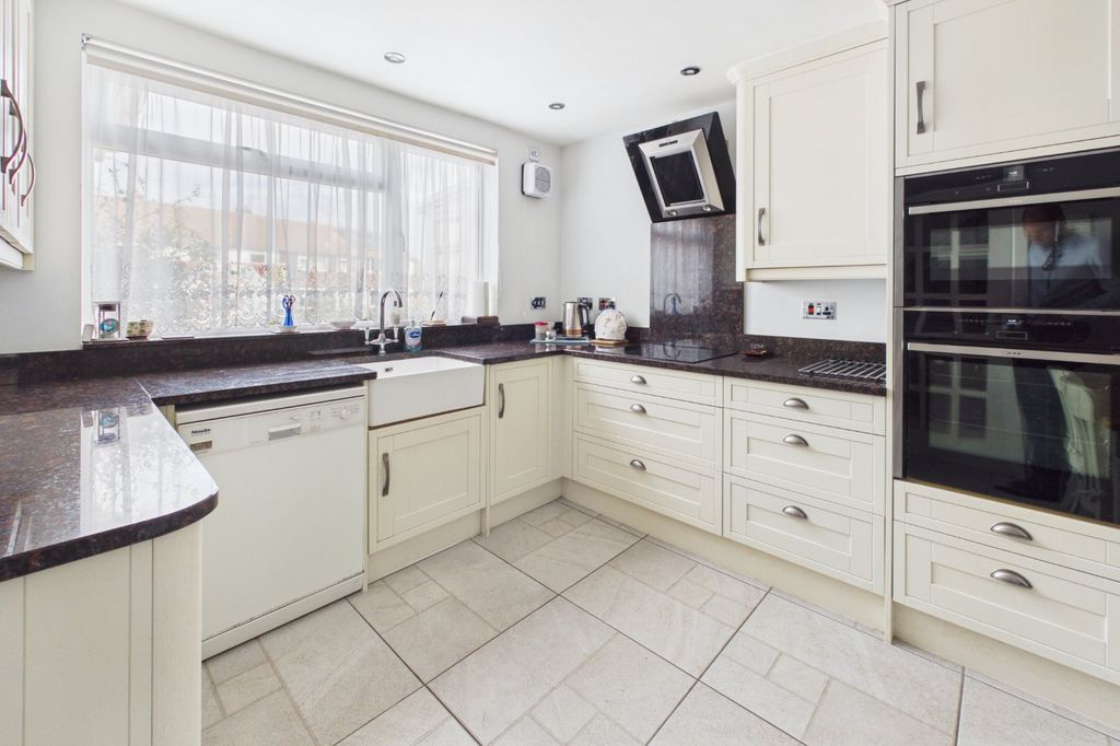 Property photo 3 of 19 Kitchen