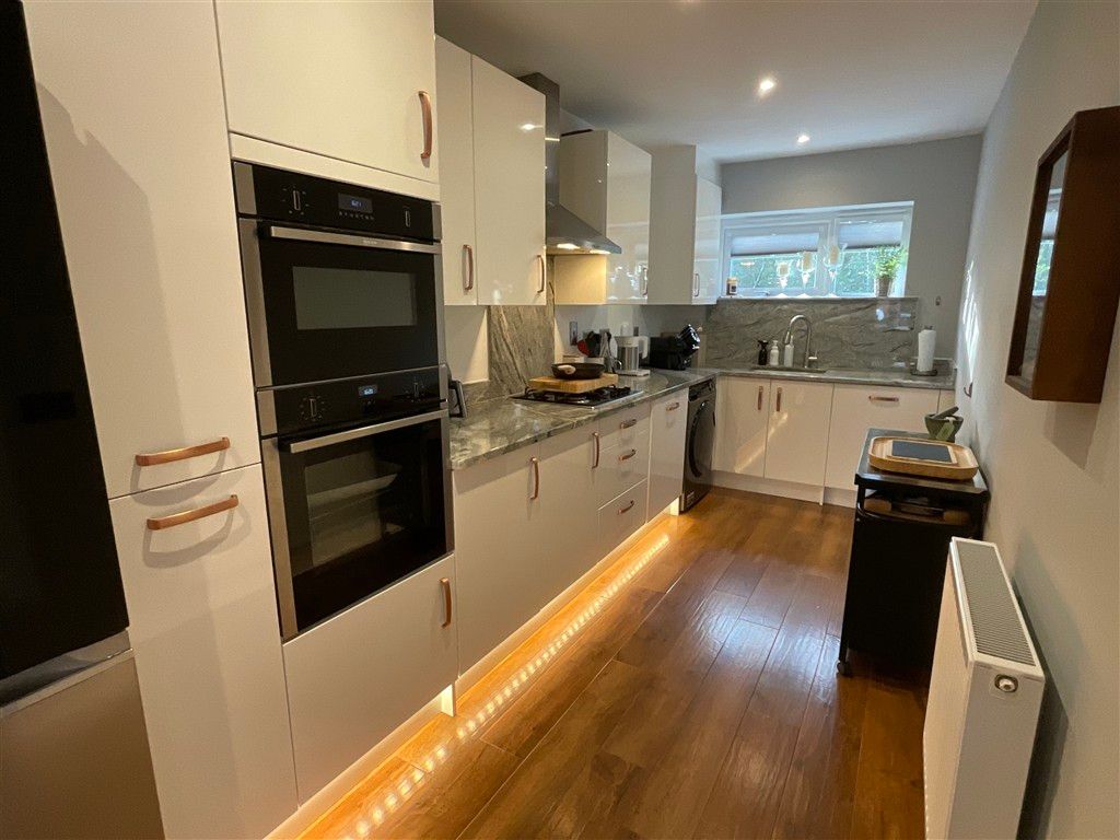 Property photo 2 of 7 Kitchen