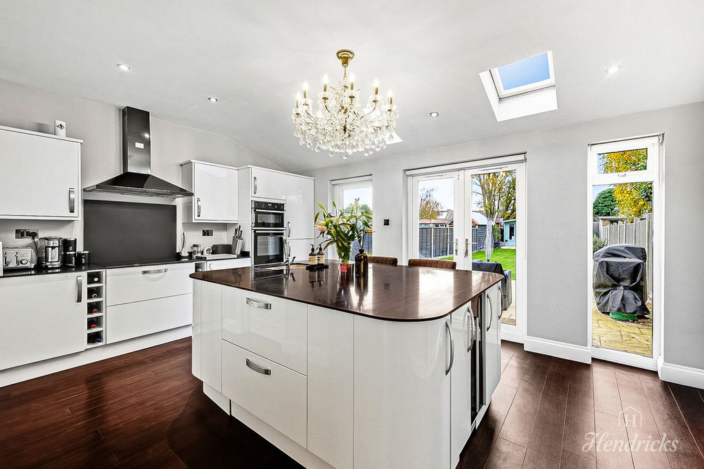 Property photo 2 of 31