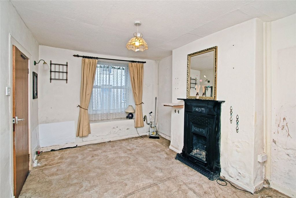 Property photo 2 of 11 Lounge