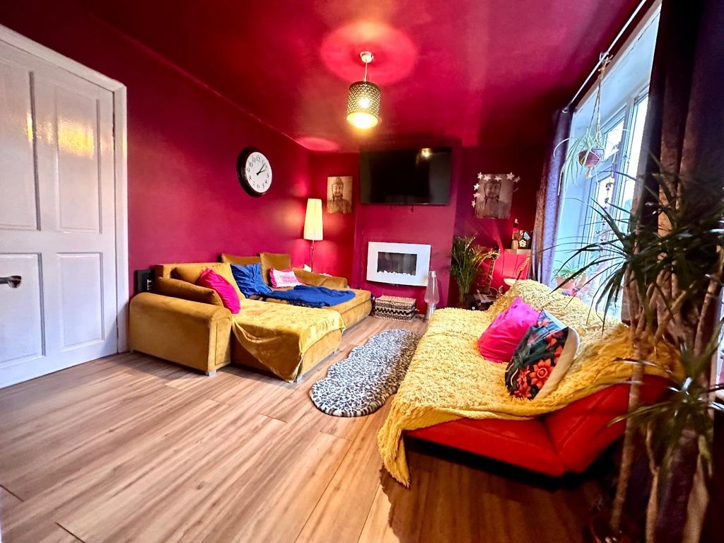 Property photo 2 of 17 Lounge