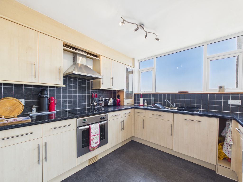 Property photo 3 of 8 Kitchen