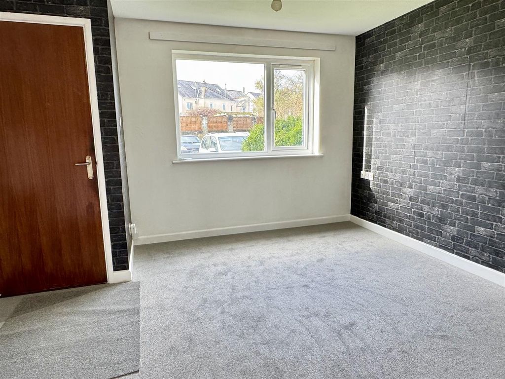 Property photo 3 of 21 Lounge