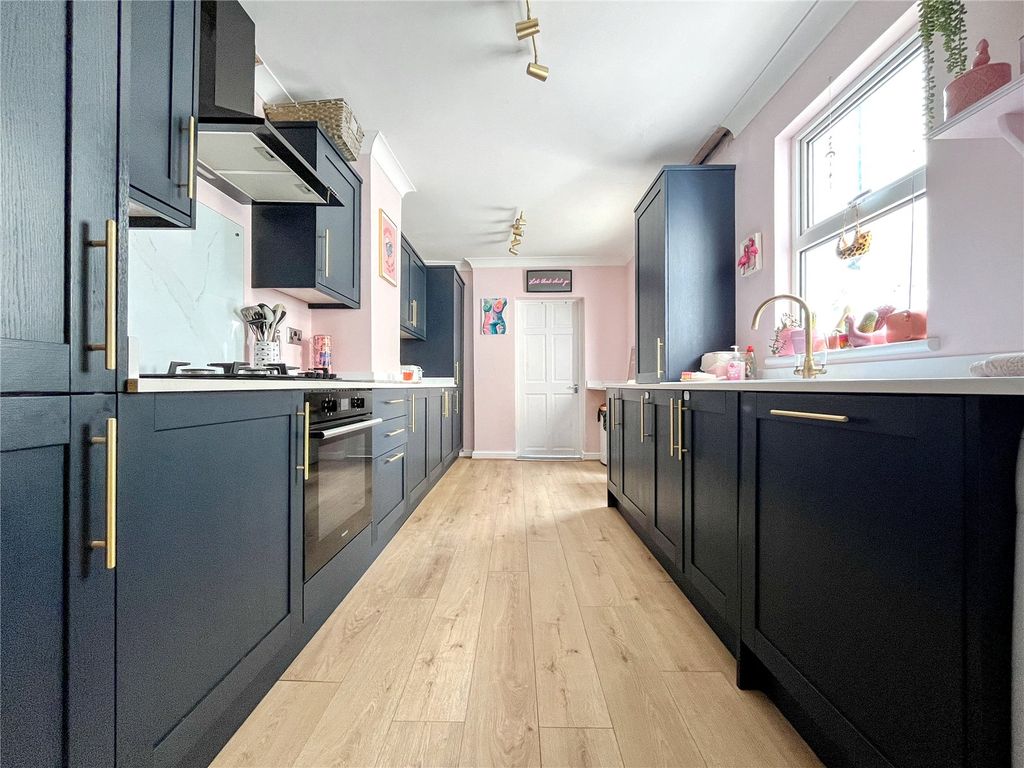 Property photo 3 of 11 Kitchen