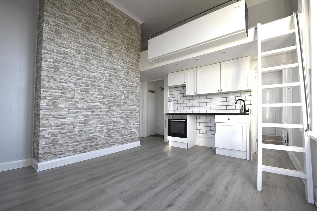 Property photo 3 of 9 Kitchen