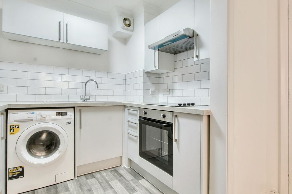 Property photo 3 of 9 3.Kitchen.Jpg