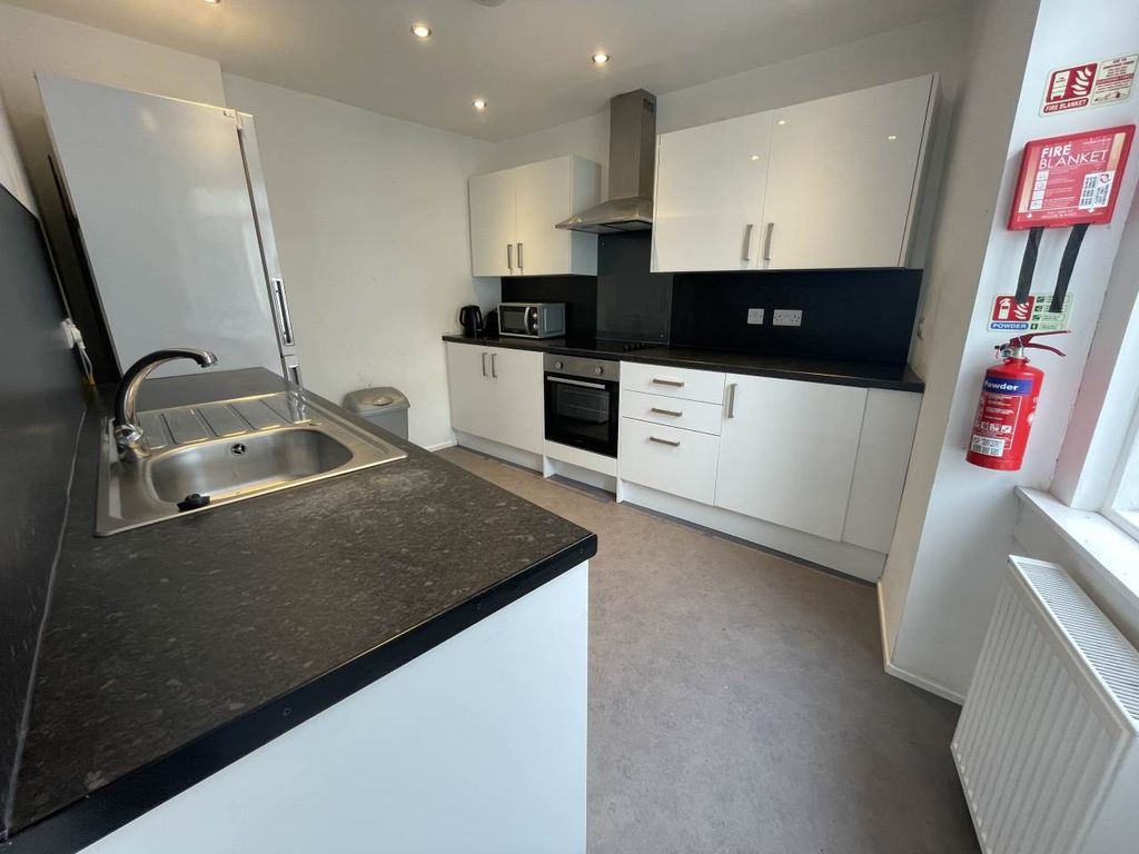 Property photo 2 of 9 Kitchen