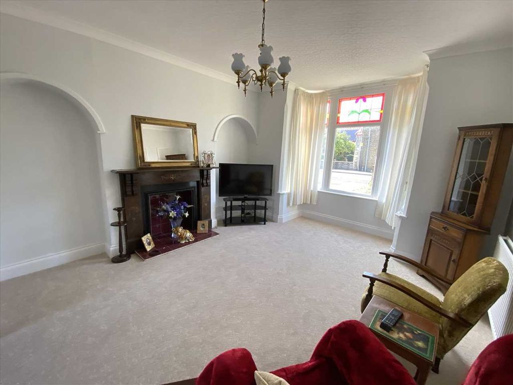 Property photo 2 of 13 Lounge:
