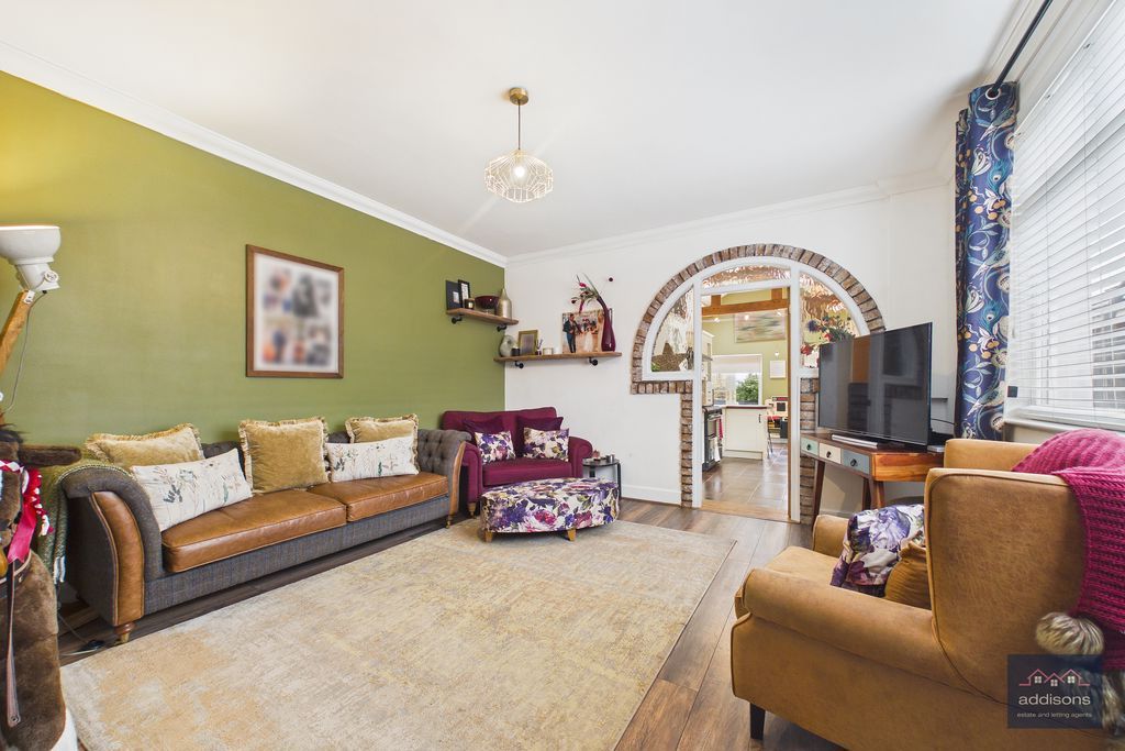 Property photo 2 of 33 Photo 4