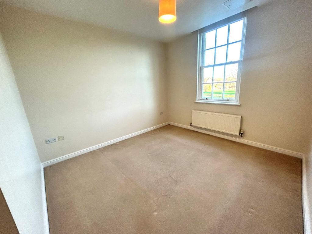 Property photo 3 of 12 Main Bedroom