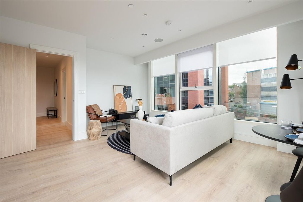 Property photo 2 of 9 Show Flat 1_Hr-005.Jpg