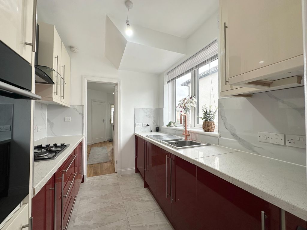 Additional image 5 of 4 bed semi-detached house to rentRockmount Ave, Thornliebank, Glasgow G46