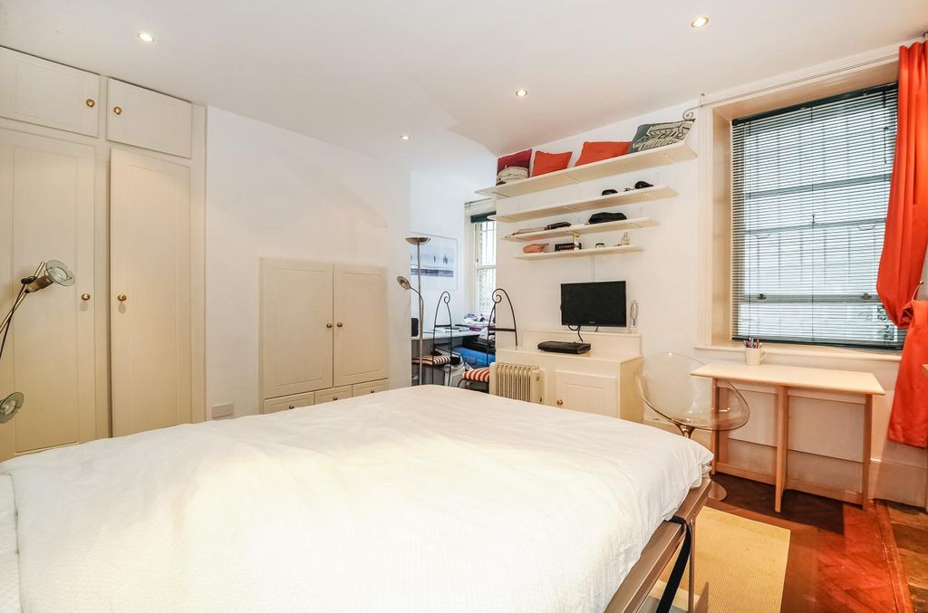 Property photo 3 of 7 Living Room