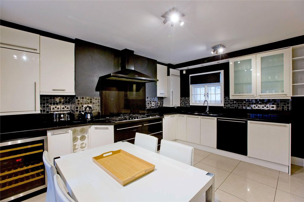 Property photo 3 of 18 Kitchen