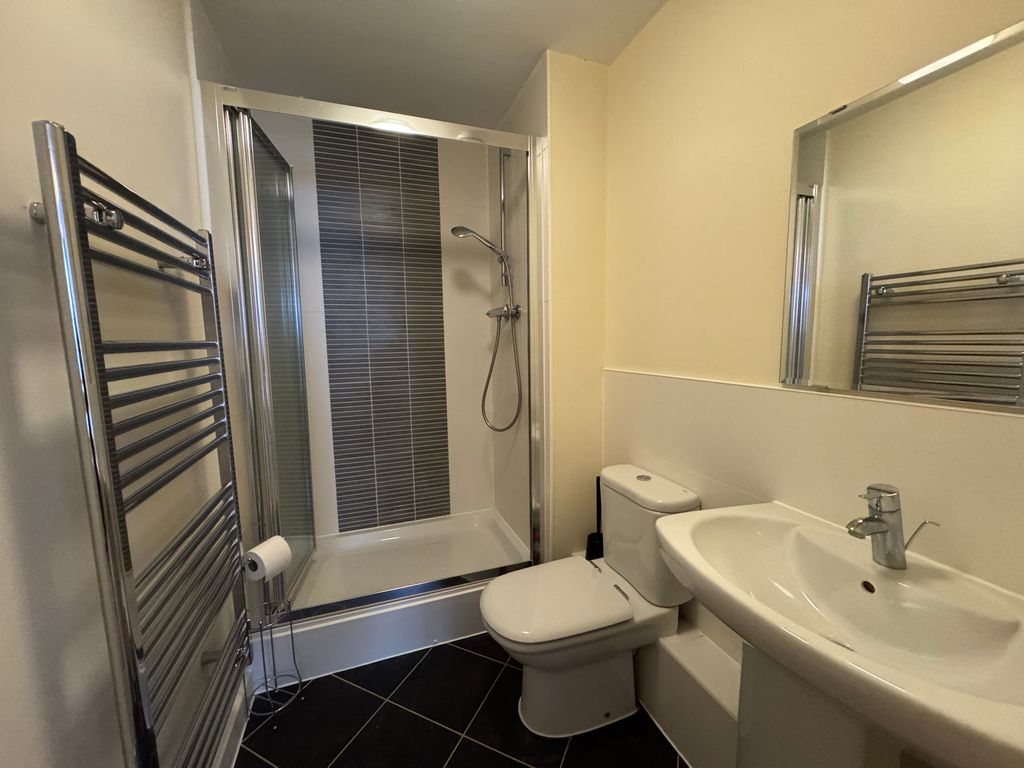 Property photo 3 of 8 En-Suite Bathroom